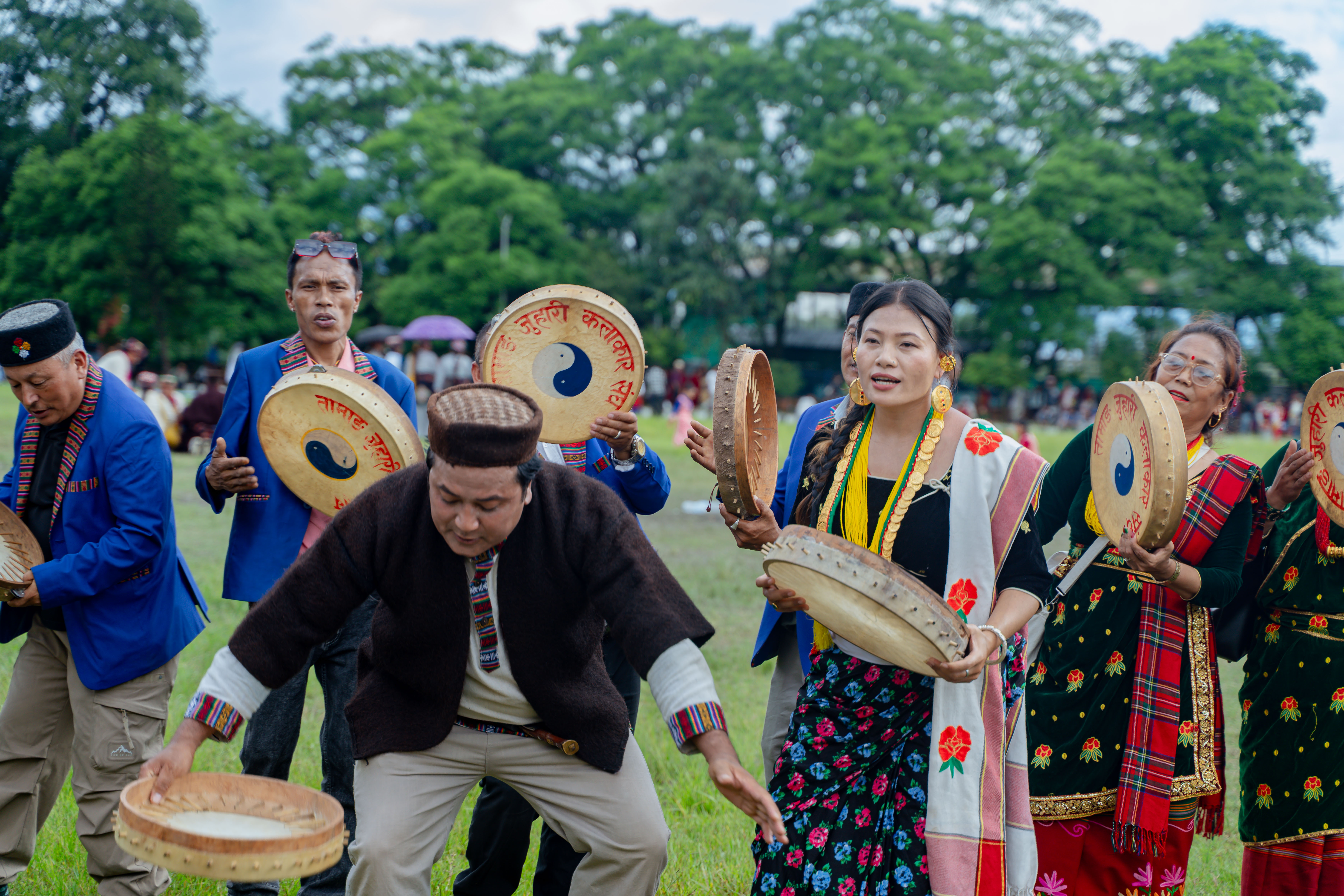 तामाङ परम्परागत पोशाकमा सजिएका समुदायका सदस्यहरू र डम्फुसहितको तामाङ सेलो नृत्य